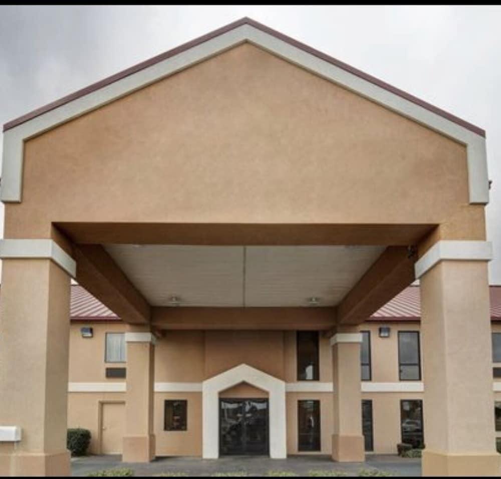 Quality Inn & Suites Pine Bluff Exterior photo