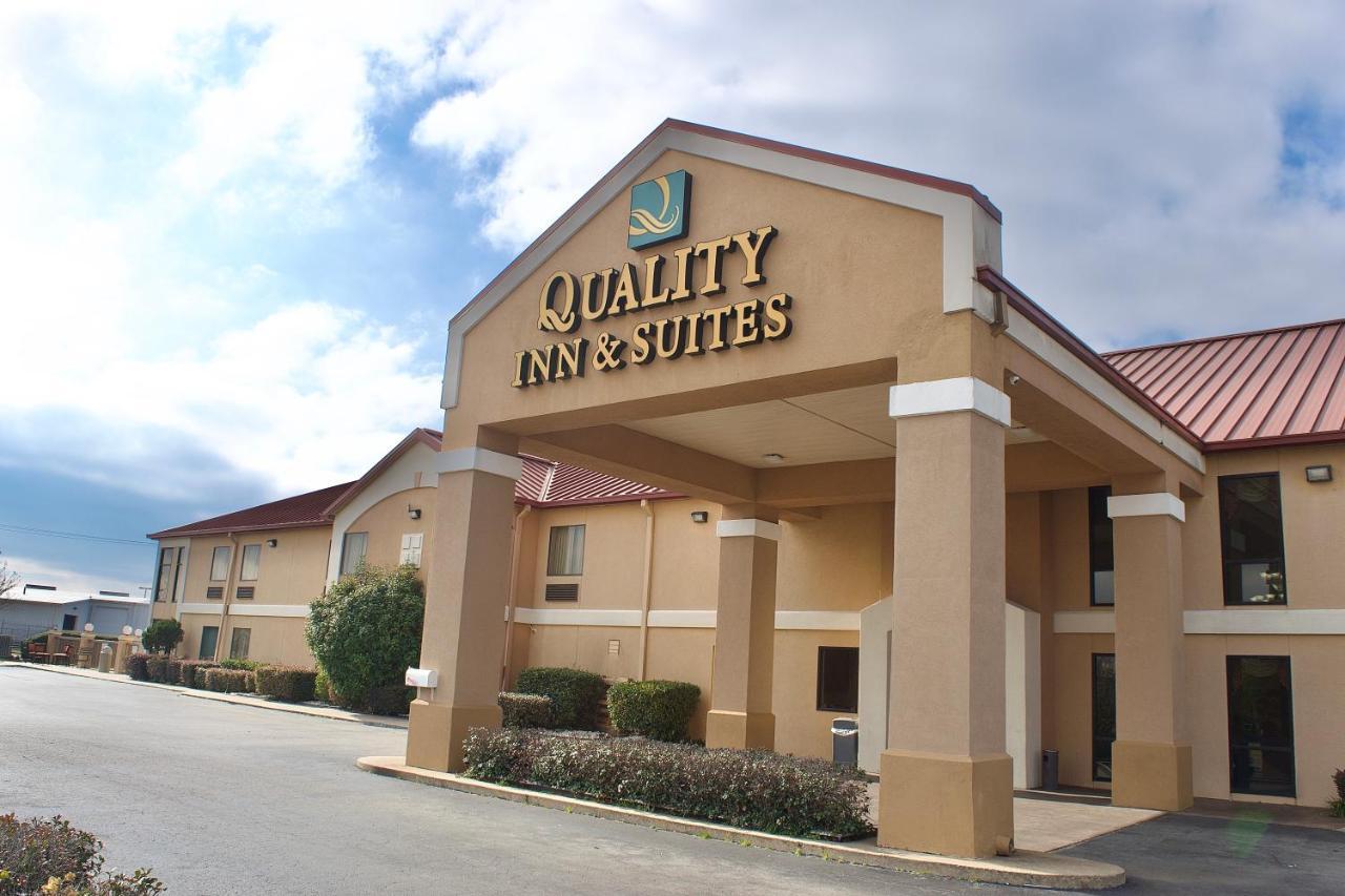 Quality Inn & Suites Pine Bluff Exterior photo