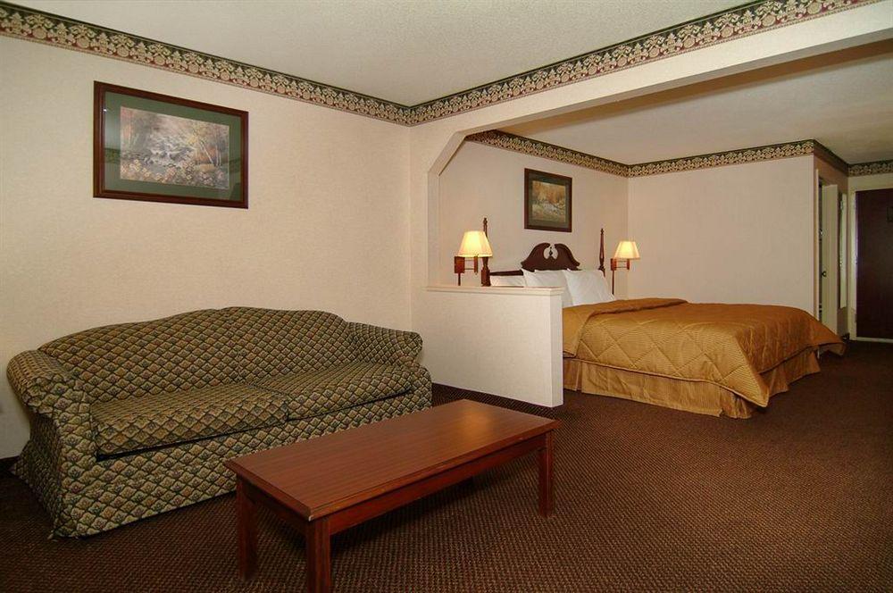 Quality Inn & Suites Pine Bluff Exterior photo