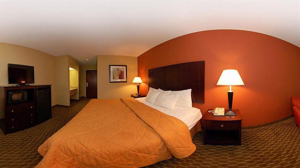 Quality Inn & Suites Pine Bluff Exterior photo