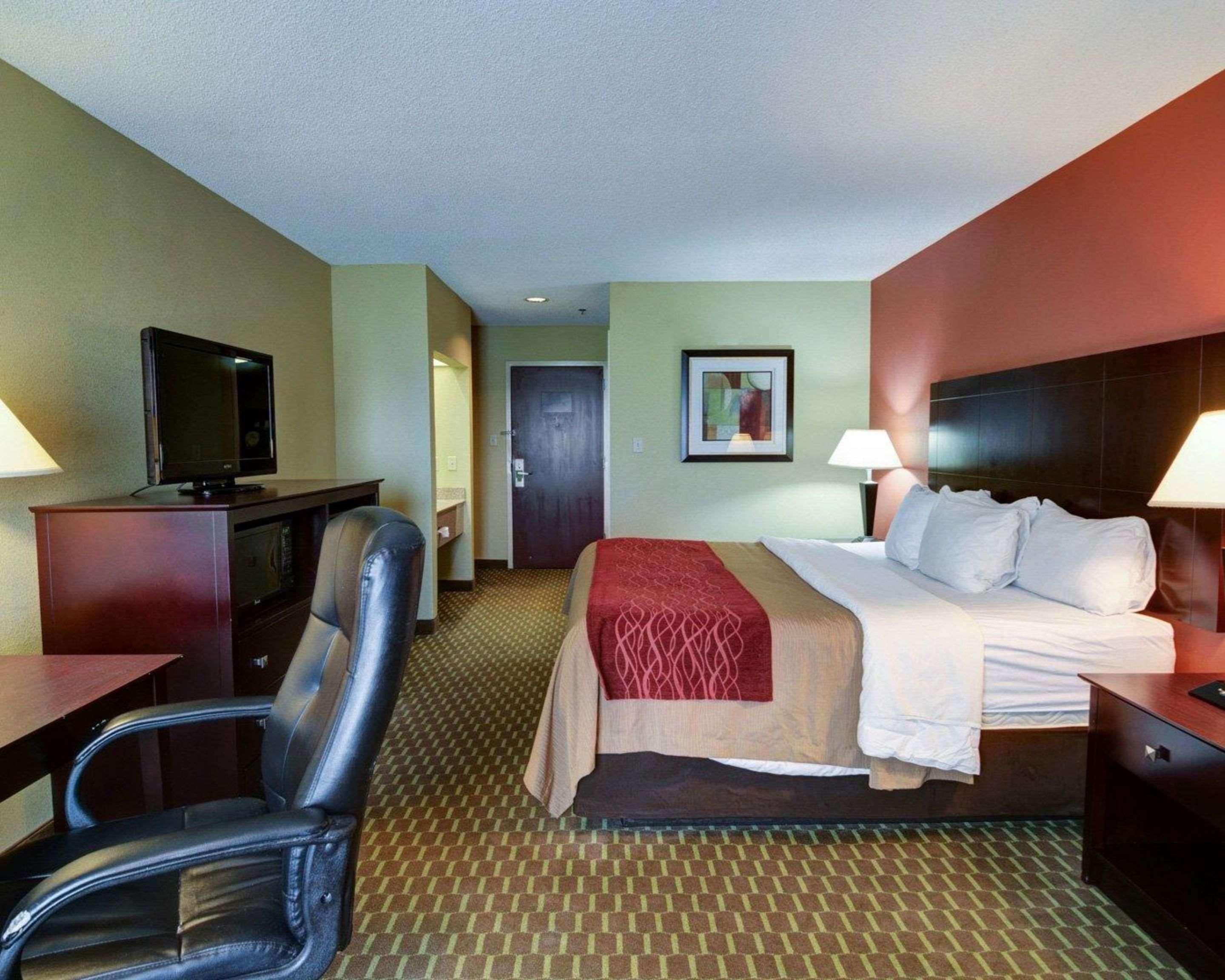 Quality Inn & Suites Pine Bluff Exterior photo