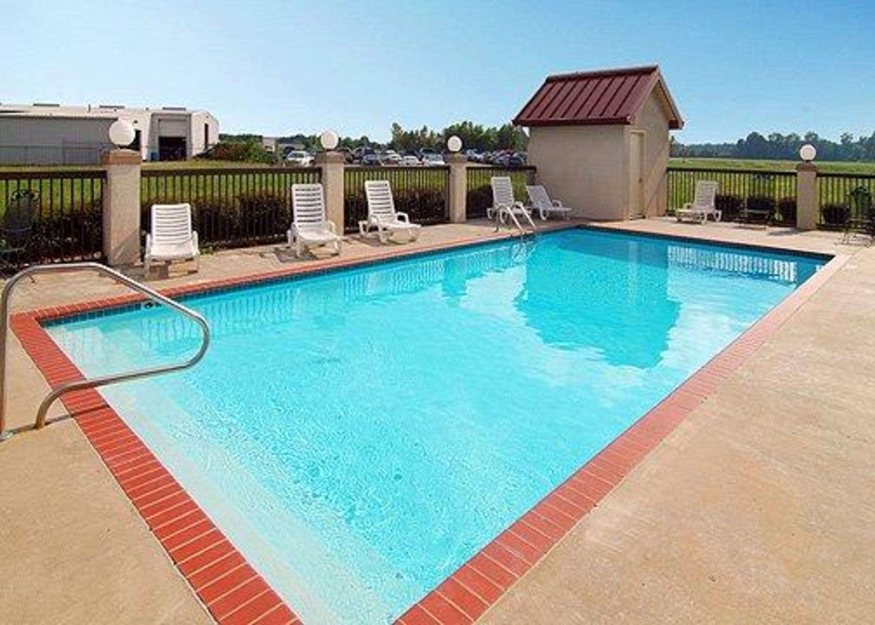 Quality Inn & Suites Pine Bluff Exterior photo