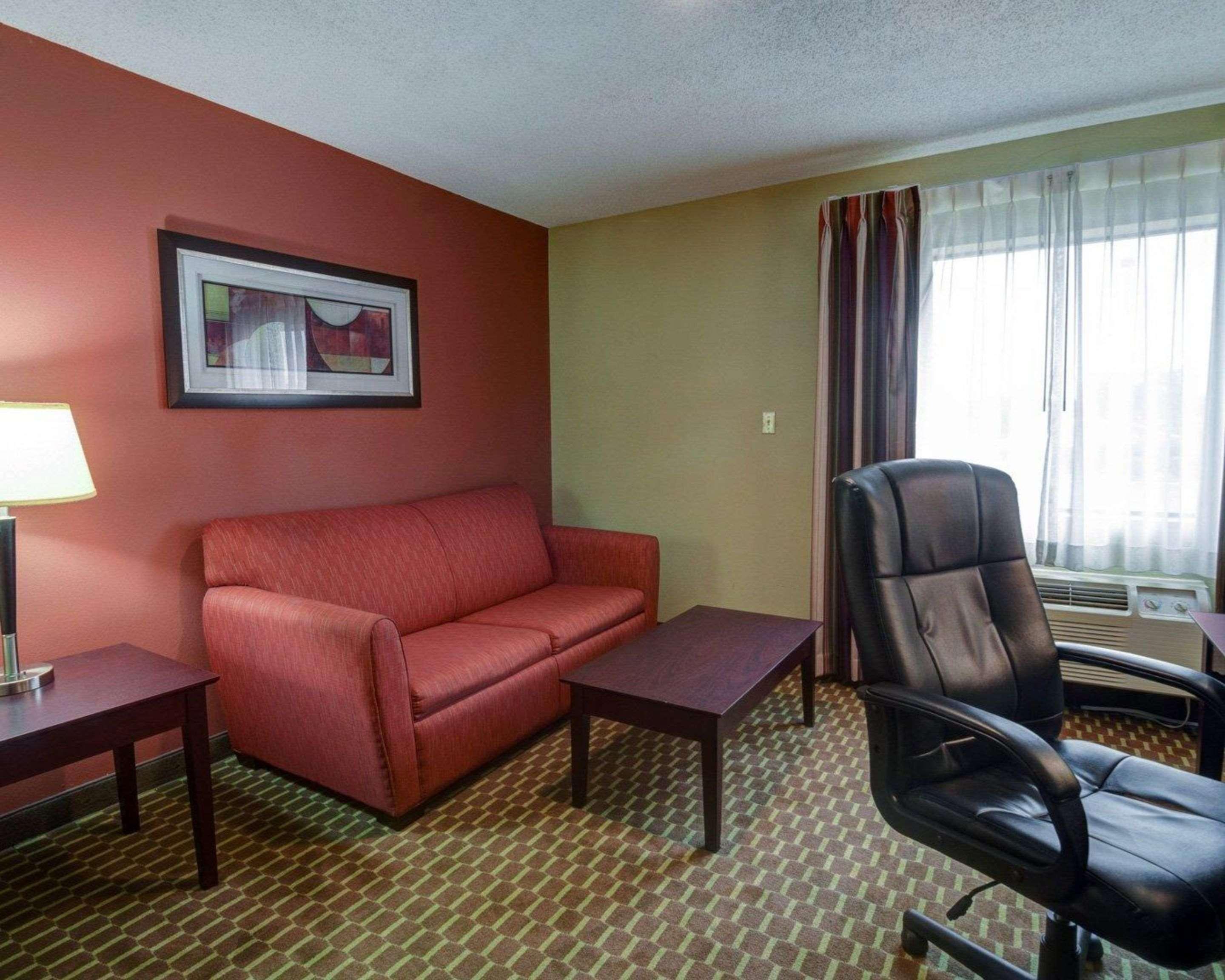 Quality Inn & Suites Pine Bluff Exterior photo