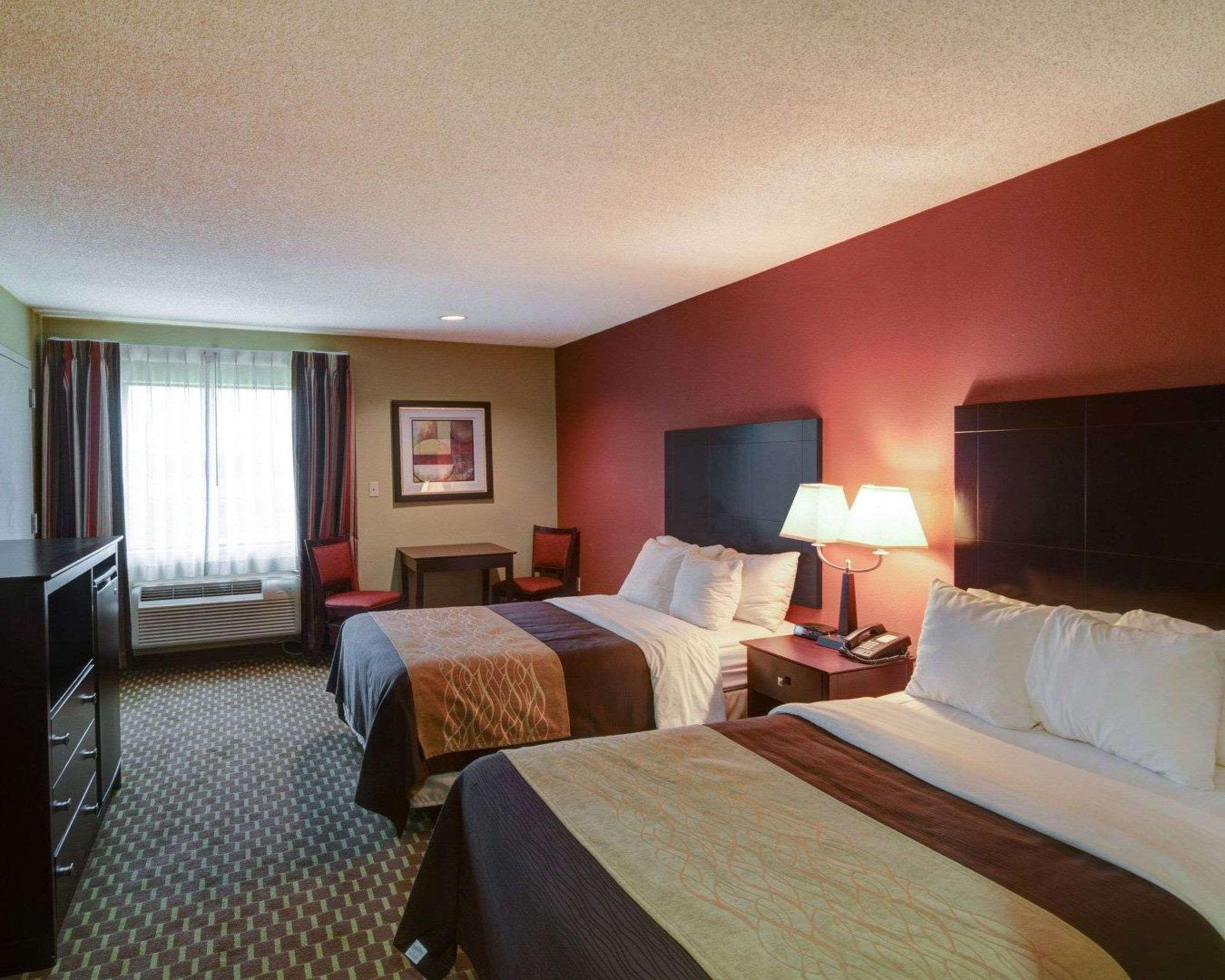 Quality Inn & Suites Pine Bluff Exterior photo