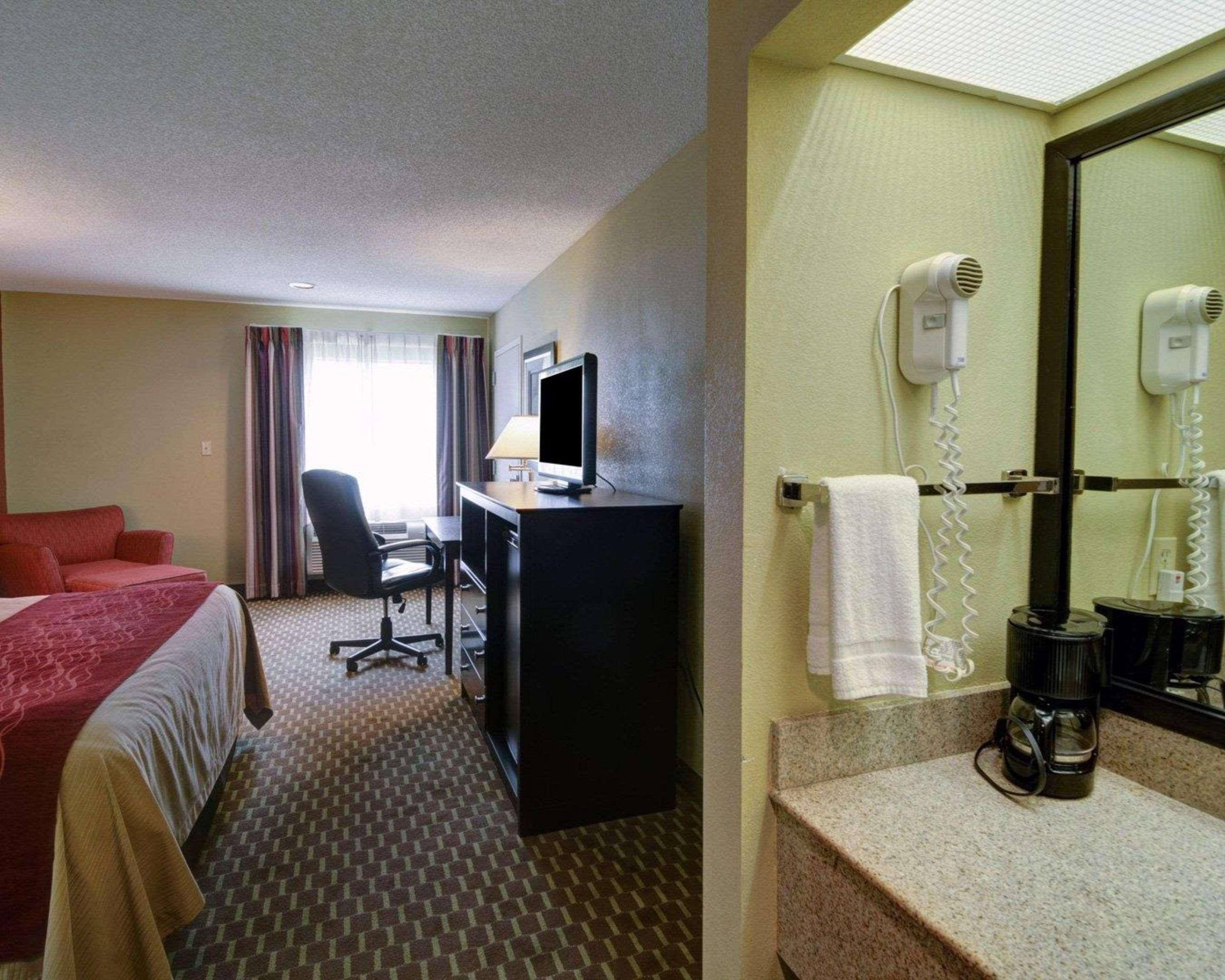 Quality Inn & Suites Pine Bluff Exterior photo