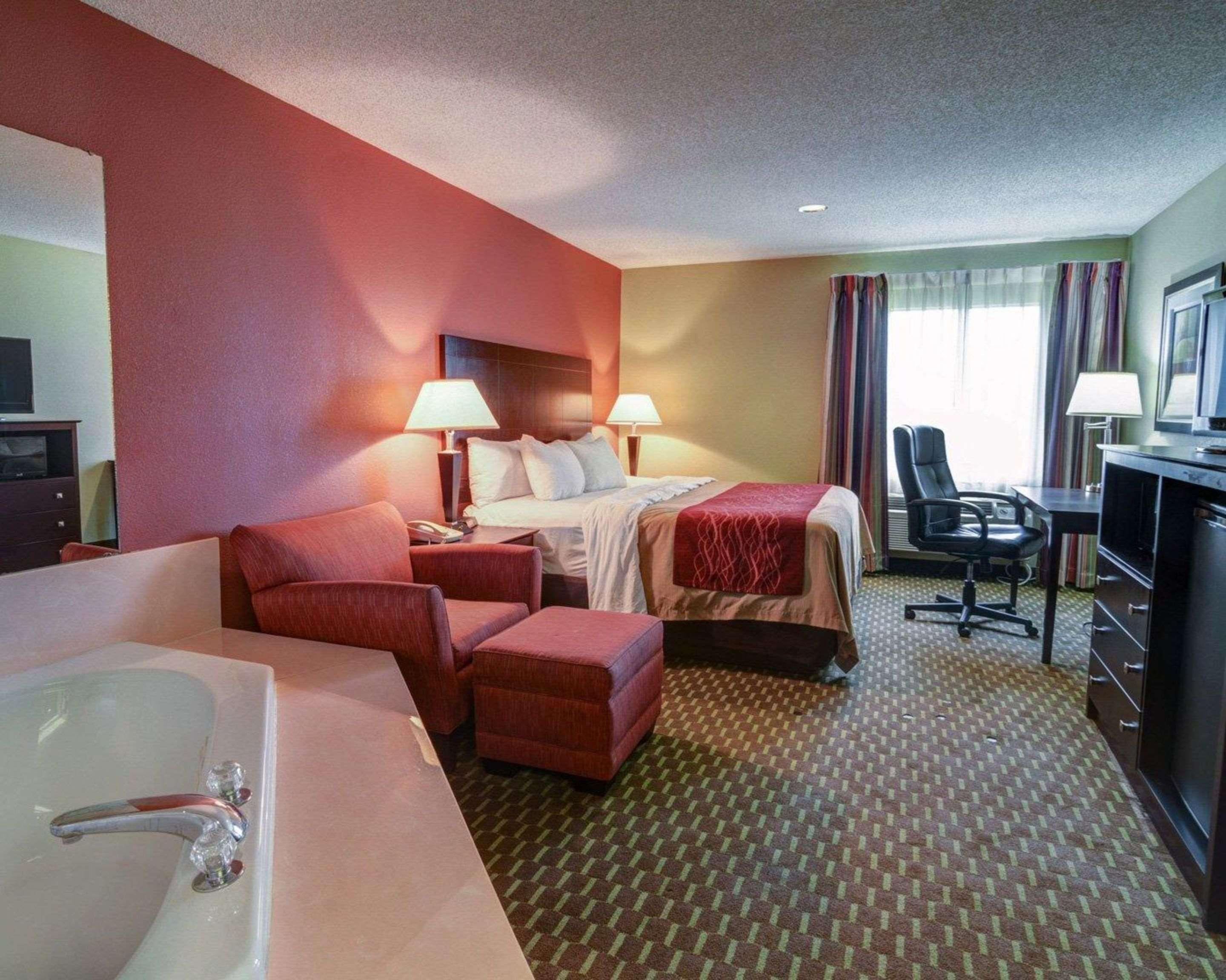 Quality Inn & Suites Pine Bluff Exterior photo