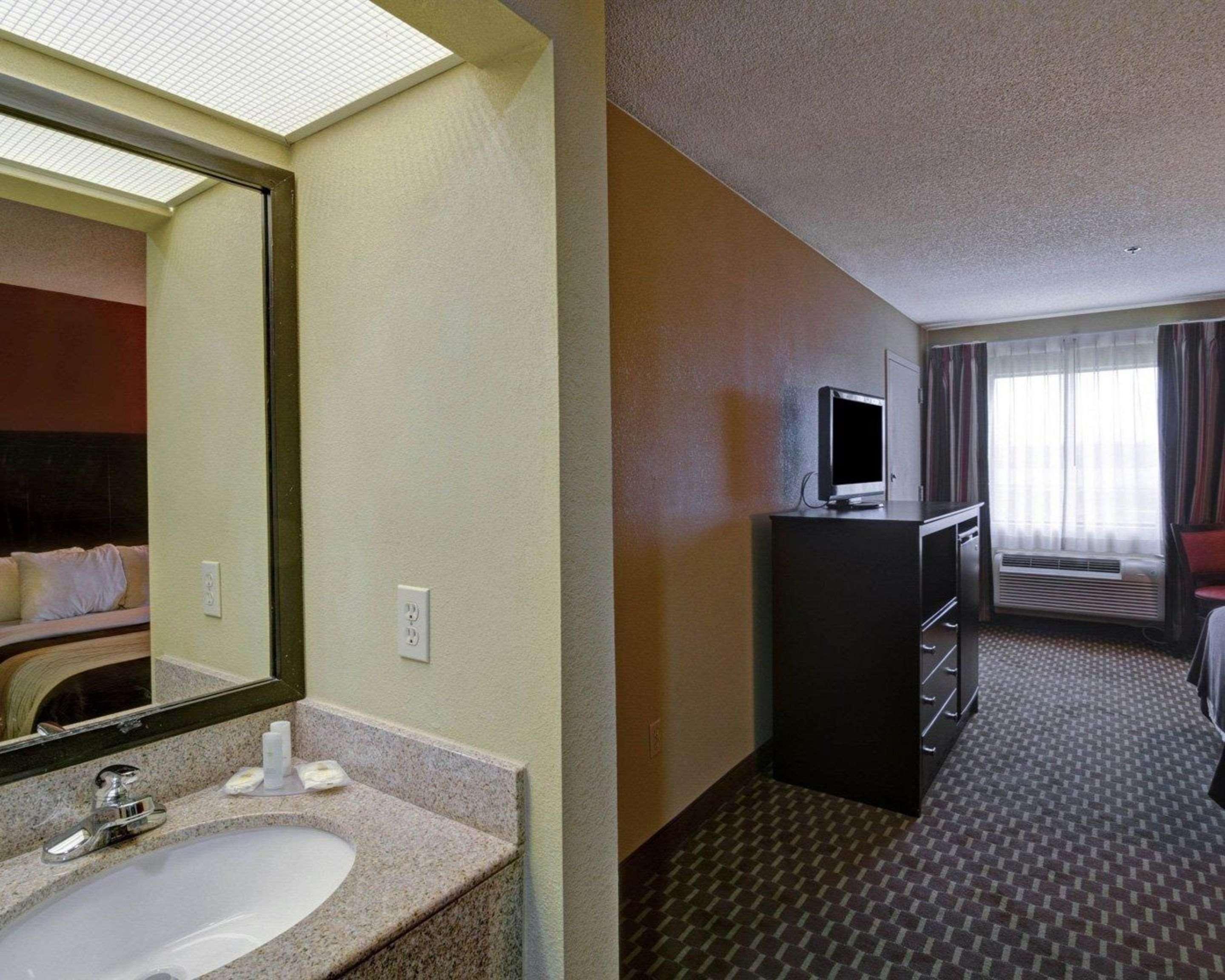 Quality Inn & Suites Pine Bluff Exterior photo