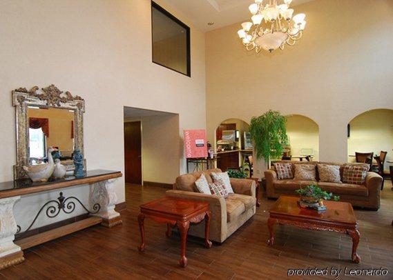 Quality Inn & Suites Pine Bluff Interior photo
