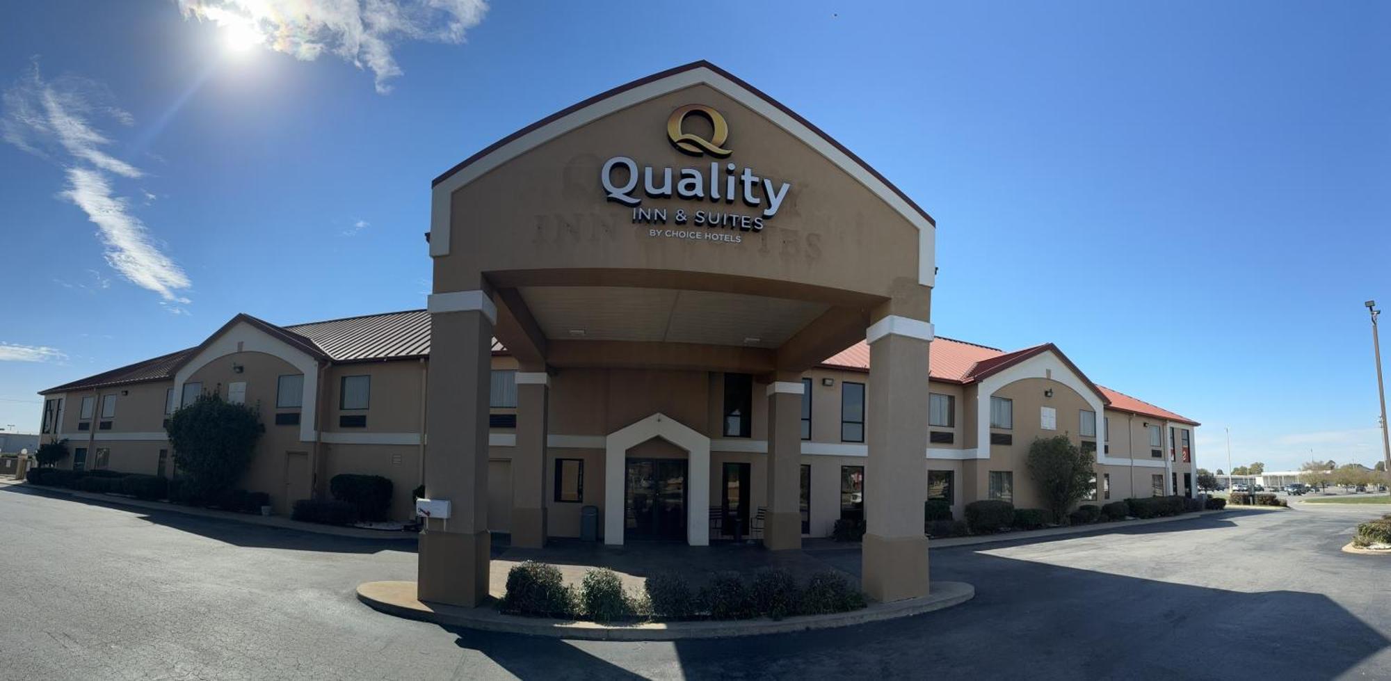 Quality Inn & Suites Pine Bluff Exterior photo
