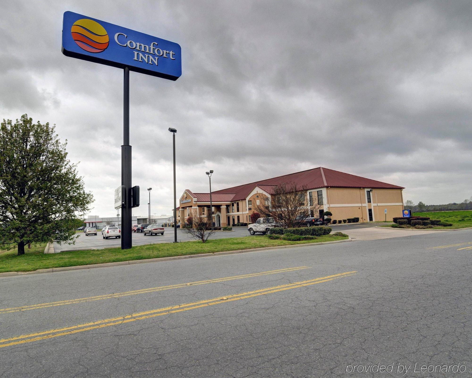 Quality Inn & Suites Pine Bluff Exterior photo