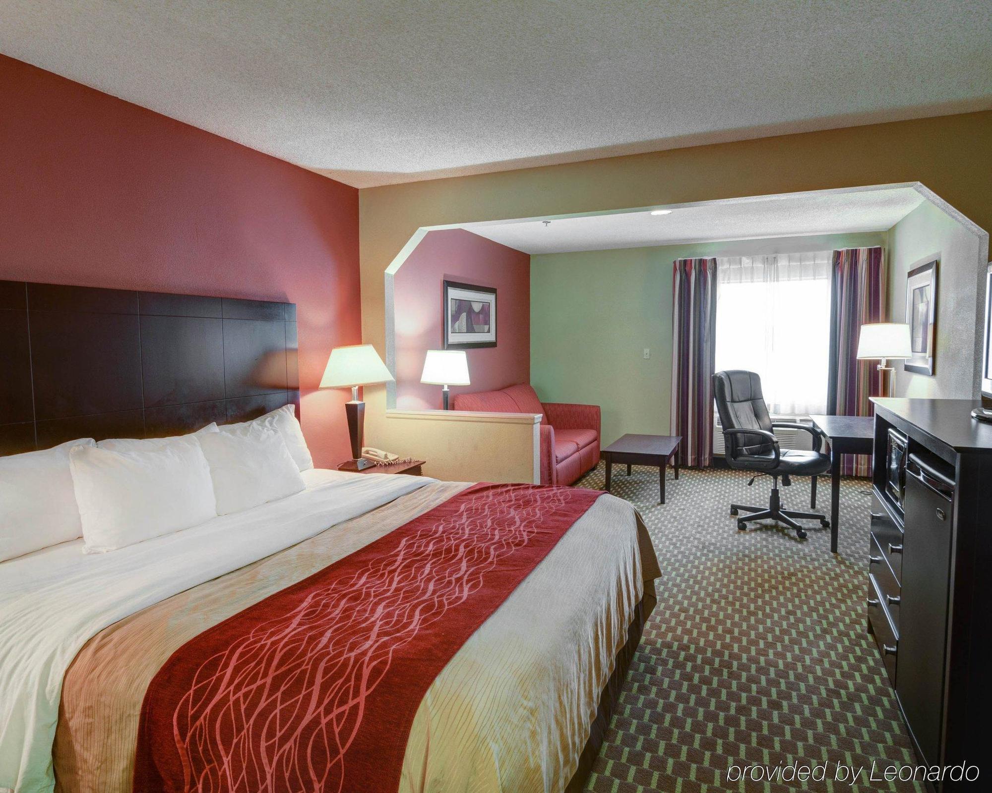 Quality Inn & Suites Pine Bluff Exterior photo