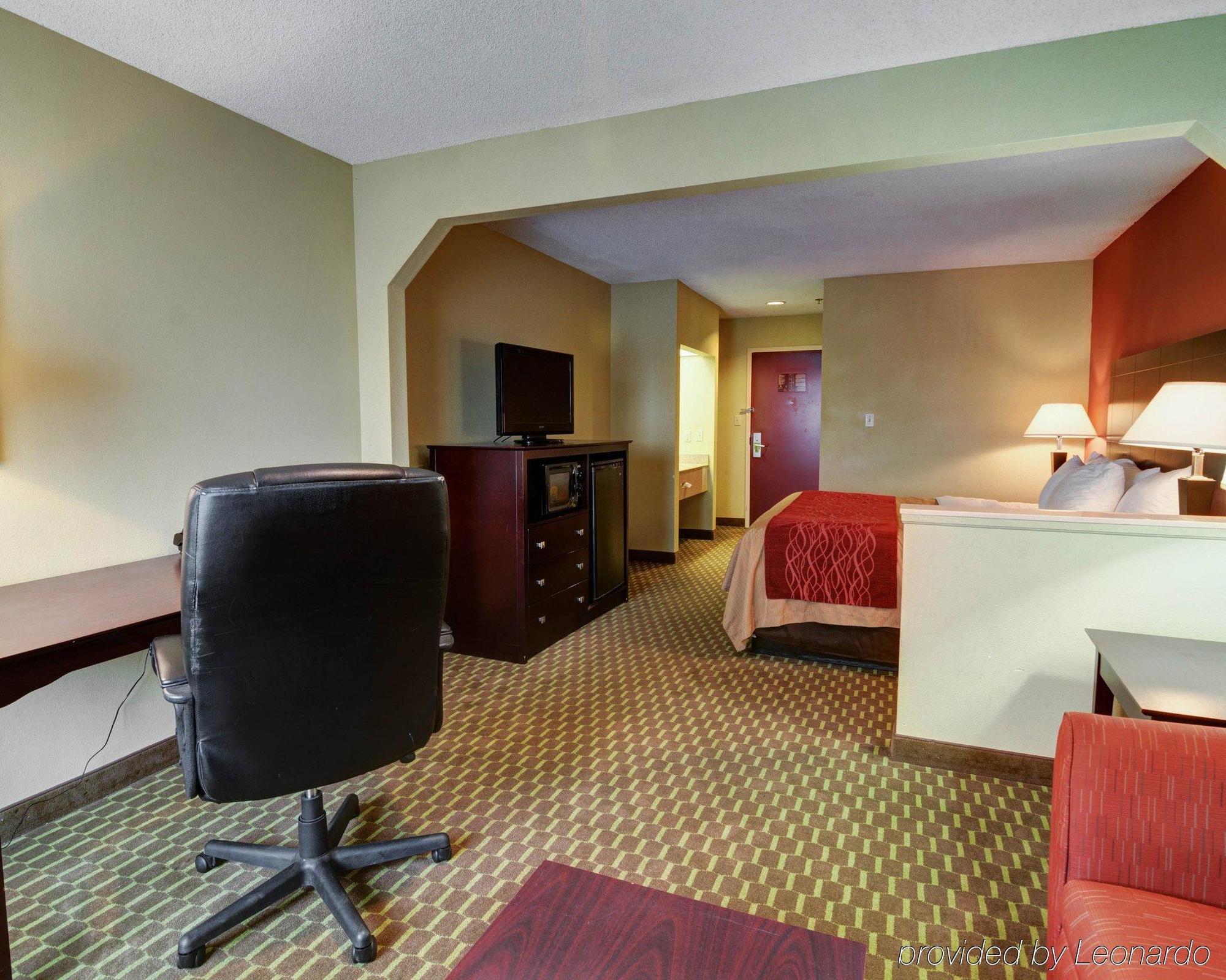 Quality Inn & Suites Pine Bluff Exterior photo
