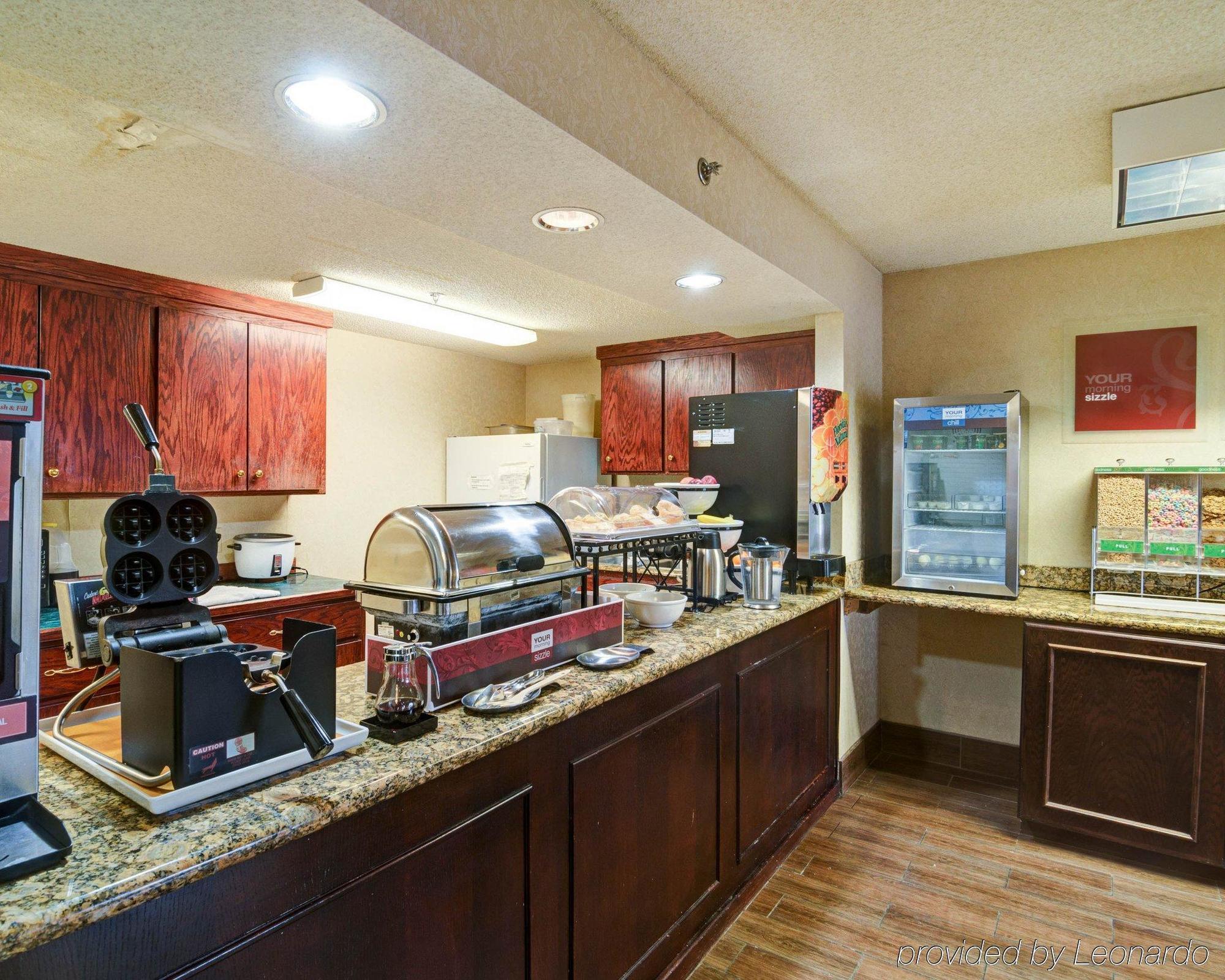 Quality Inn & Suites Pine Bluff Exterior photo