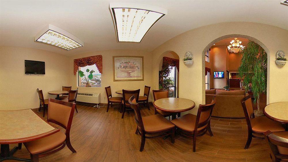 Quality Inn & Suites Pine Bluff Exterior photo