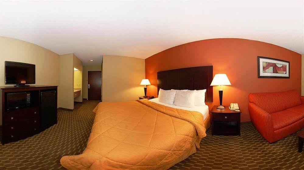 Quality Inn & Suites Pine Bluff Exterior photo