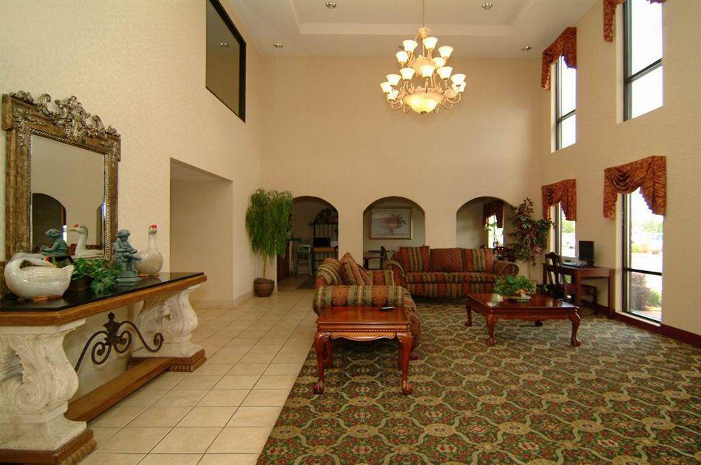 Quality Inn & Suites Pine Bluff Exterior photo